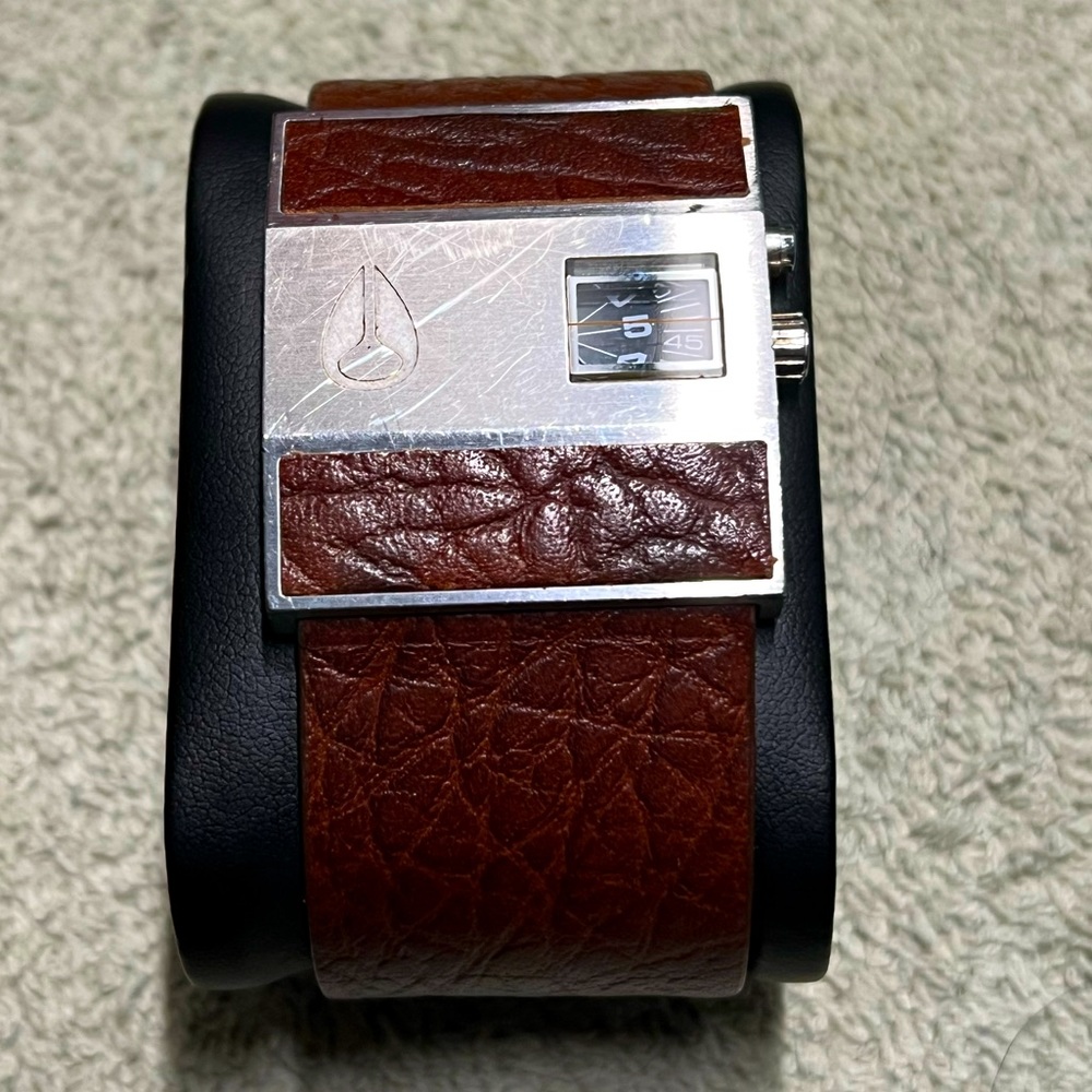 Nixon rotolog, with brown leather band and clasp
